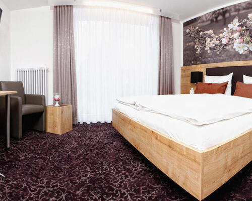 Die Zimmer im 4 Sterne Hotel Ringhotel Zum Kreuz in Heidenheim/Steinheim haben moderne Farbkombinationen und ein flottes Design