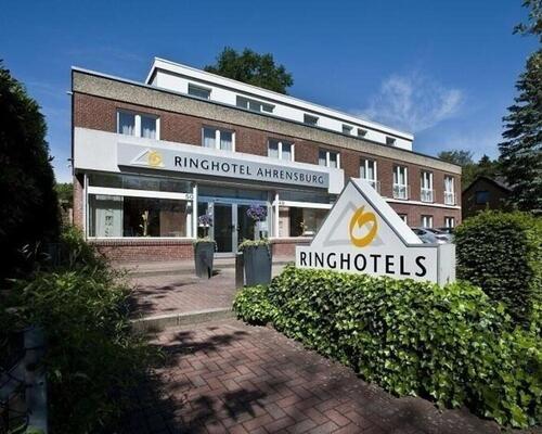 Ringhotel Ahrensburg. Die Inhaberin Monika Schmitz verabschiedet sich mit einem Empfang in ihrem Hotel in den Ruhestand. Foto  Monika Veeh Ahrensburg24.de