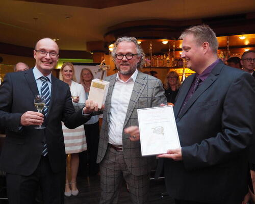 Gewinner des Kompass Rainer und Olaf Kerssen vom Ringhotel in Tecklenburgin der Mitte Jan Pauls