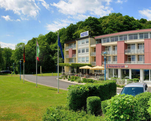 Das 3 Sterne Superior Hotel Ringhotel Haus Oberwinter in Remagen/Bonn liegt ruhig und doch verkehrsgünstig auf der Rheinhöhe