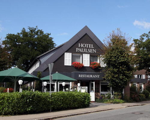 Zwischen Bremen und Hamburg gelegen empfängt Sie das 3 Sterne Superior Hotel Ringhotel Paulsen in Zeven im Herzen des Elbe-Weser-Dreiecks