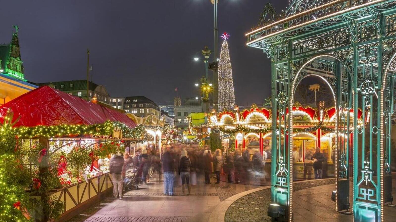 Deutschland, Hamburg, Menschen auf dem Weihnachtsmarkt vor dem Rathaus